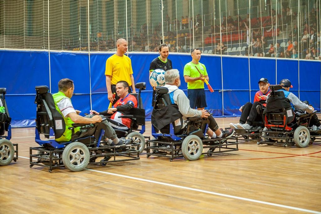 1 инвалидная группа. Футбол для инвалидов. Инвалид колясочник. Инвалид 1 группы. Адаптивный спорт ДНР для инвалидов.